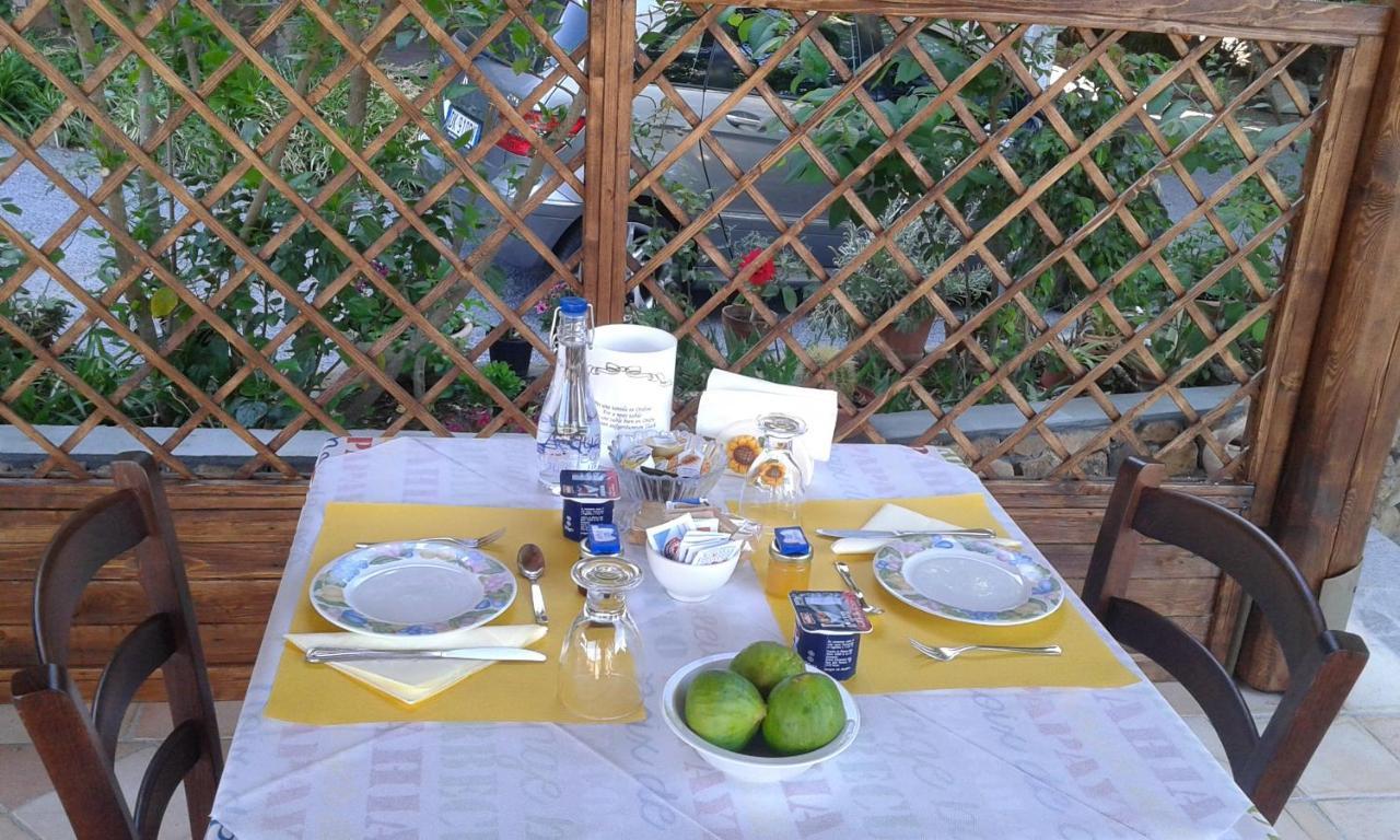 B&B Il Girasole SantʼAnna Arresi Exterior foto